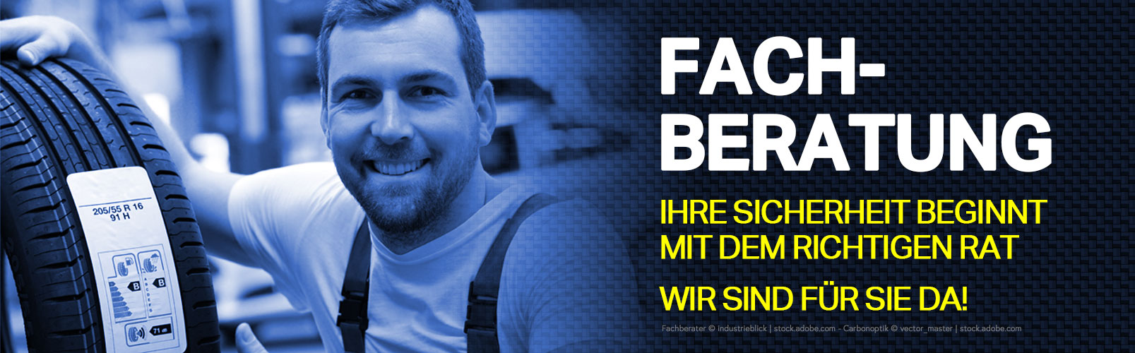 Lächelnder Mitarbeiter zeigt ein Reifenetikett